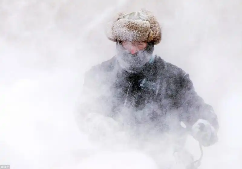 Garret Kelenske rimuove la neve in Michigan 