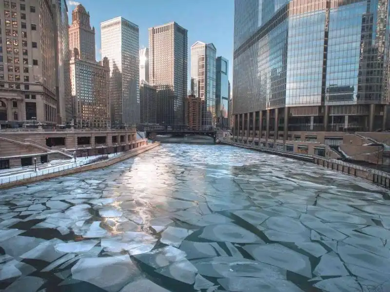 Il ghiaccio fluttua sul fiume di Chicago 