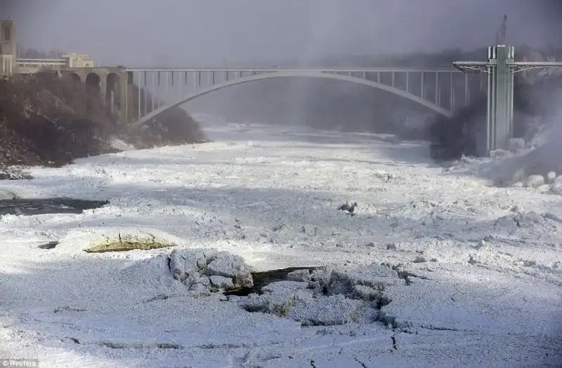 Il ghiaccio sotto al Rainbow bridge 