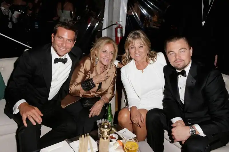 Golden Globes After Show BRADLEY COOPER E LEONARDO DICAPRIO CON LE MADRI 