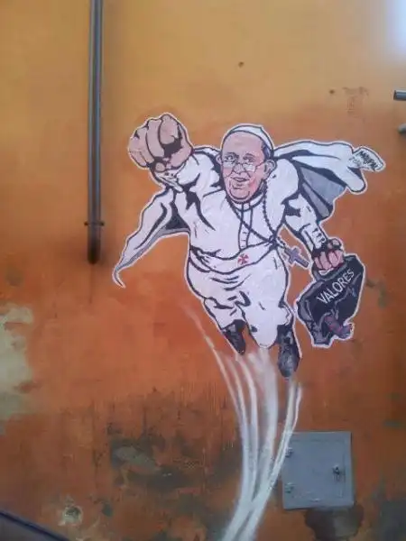 GRAFFITO DI PAPA FRANCESCO IN VERSIONE SUPERMAN RITWITTATO DAL PROFILO UFFICIALE DEL VATICANO 