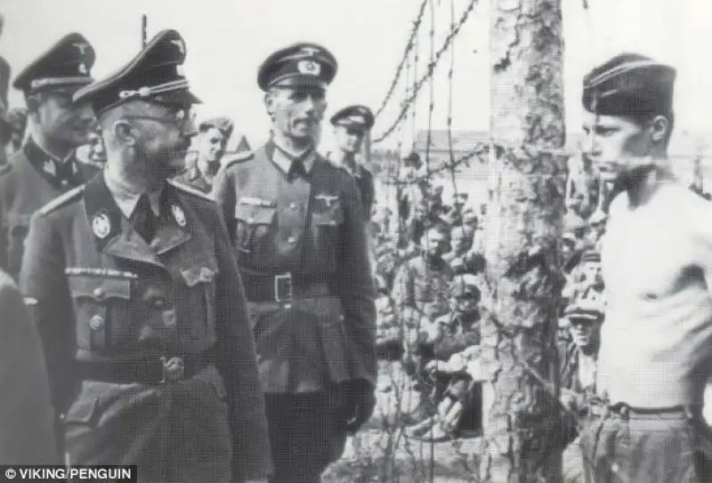 Himmler esamina un prigioniero di guerra russo 