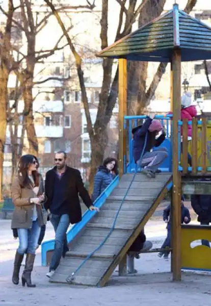 ILARIA DAMICO AL PARCO CON IL FIGLIO E LEX COMPAGNO 