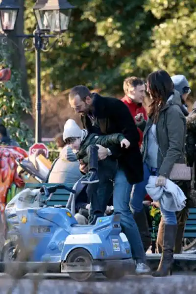 ILARIA DAMICO AL PARCO CON IL FIGLIO E LEX COMPAGNO 