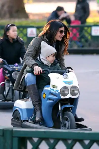 ILARIA DAMICO AL PARCO CON IL FIGLIO E LEX COMPAGNO 