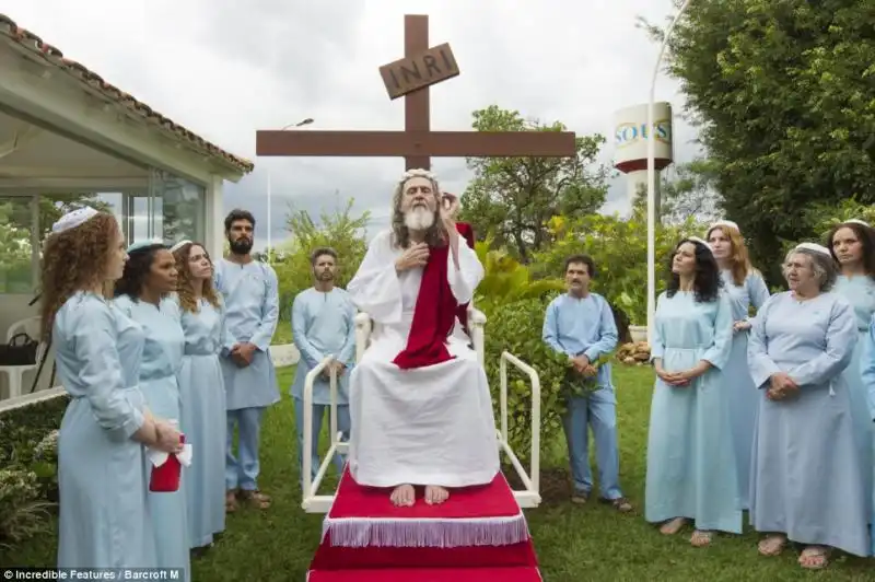 Inri Cristo viene regolarmente espulso dagli stati e arrestato 