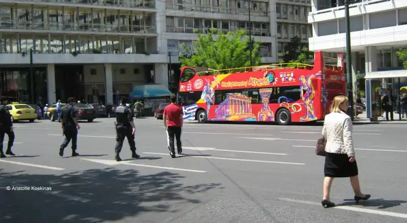 JAYWALKING PEDONI A SPASSO PER LA STRADA 