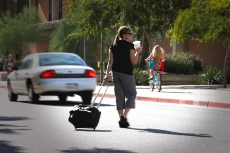 JAYWALKING PEDONI A SPASSO PER LA STRADA 