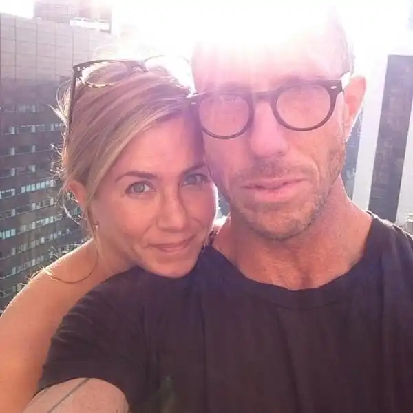 JENNIFER ANISTON SENZA TRUCCO COL SUO TRUCCATORE 