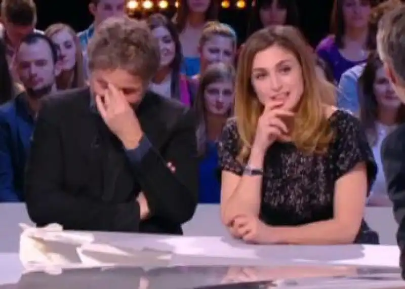 JULIE GAYET IMBARAZZATA PER DOMANDE SU HOLLANDE E IL SUO AMICO E COLLEGA RIDE 