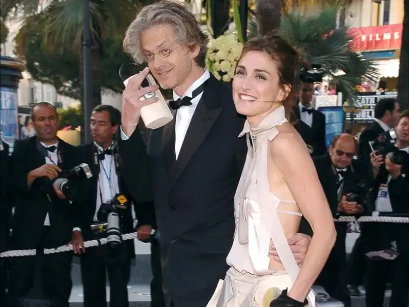 Julie Gayet et son ex mari Santiago Amigorena lors de la projection du film Comme une image au Festival de Cannes le mai exact x l 