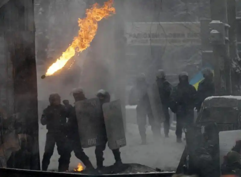 KIEV PROTESTE MOLOTOV 