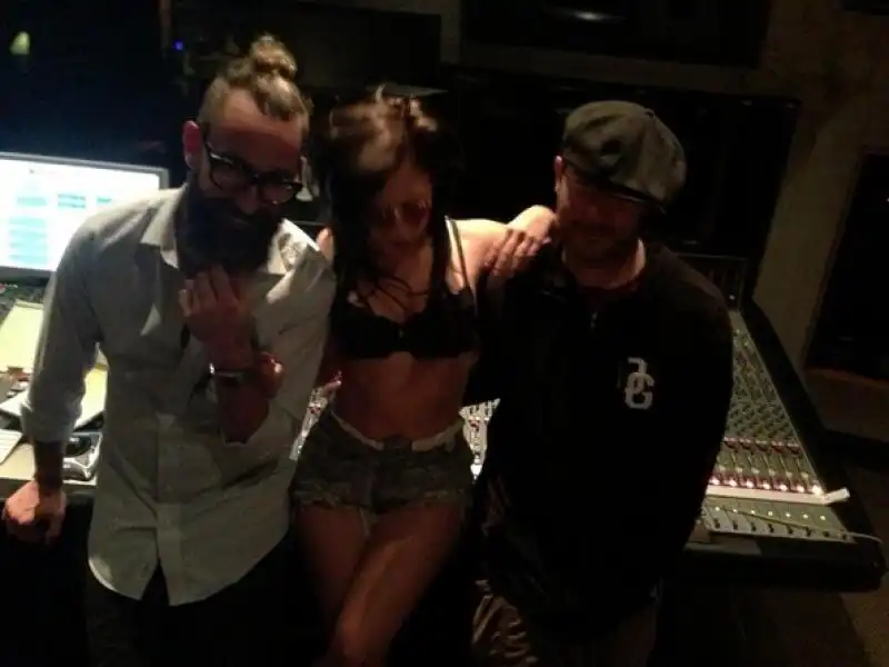 LADY GAGA REGISTRA IN STUDIO CON HOTPANTS 