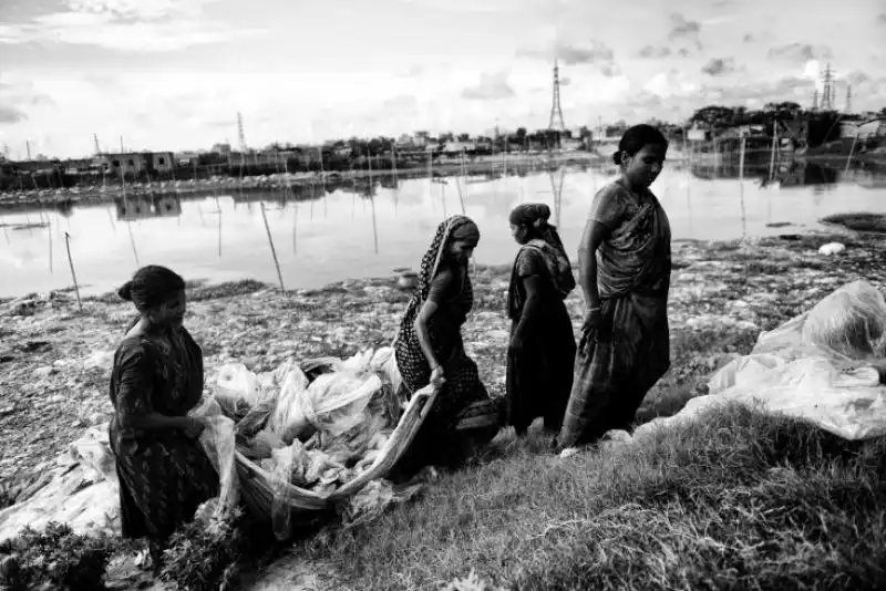 Si lavano panni nel fiume pieno di mercurio e scarichi industriali 