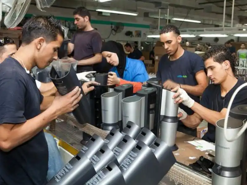 lavoratori palestinesi nella fabbrica sodastream 