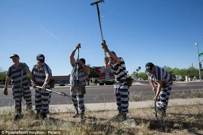 Al lavoro per rastrellare la strada 