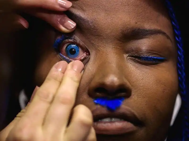 Lenti blu per la modella alla Fashion Week di Berlino 