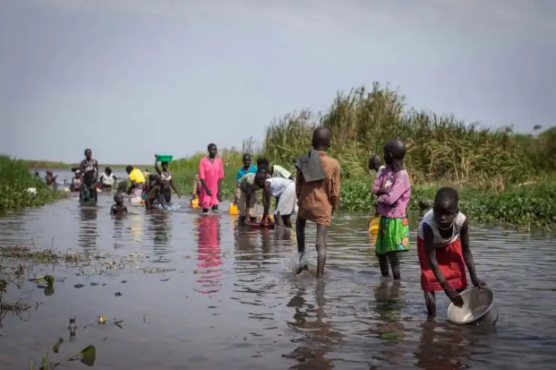 Manca l acqua e attingono al Nilo in Sudan 