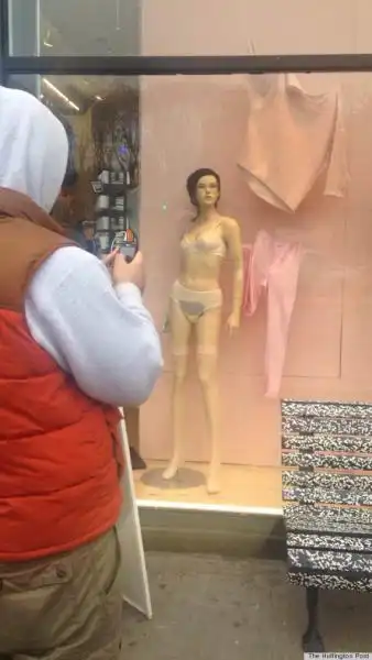 MANICHINO DI AMERICAN APPAREL CON IL FOLTO PELO AL PUBE 