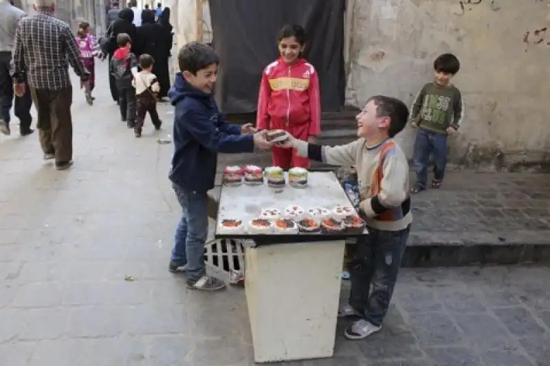 nella vecchia Aleppo i bambini vendono dolci 