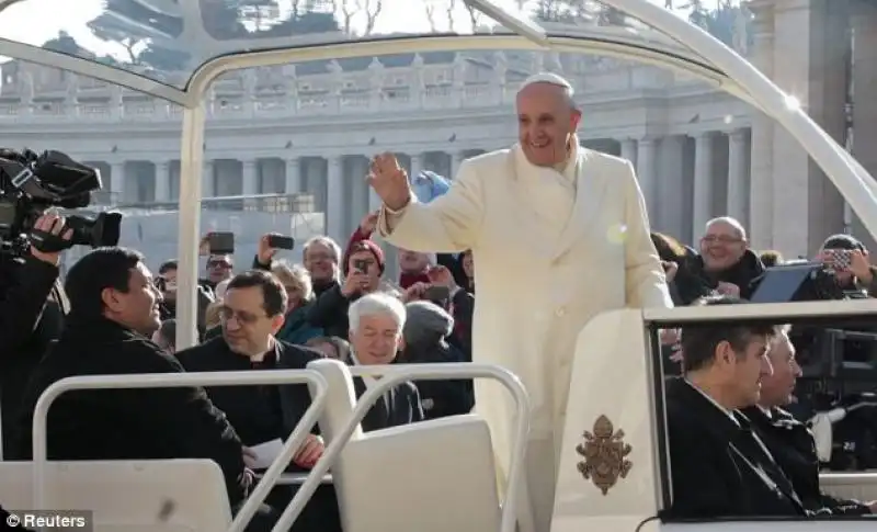 Il Papa ha continuato a salutare e baciare i bambini 