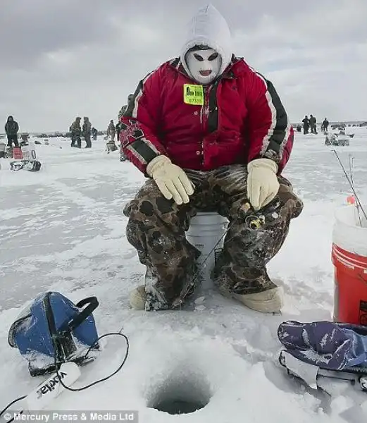 i partecipanti dispongono di canna da pesca e di un buco 