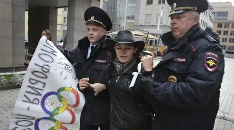 POLIZIA CON UNA MANIFESTANTE A SOCHI 