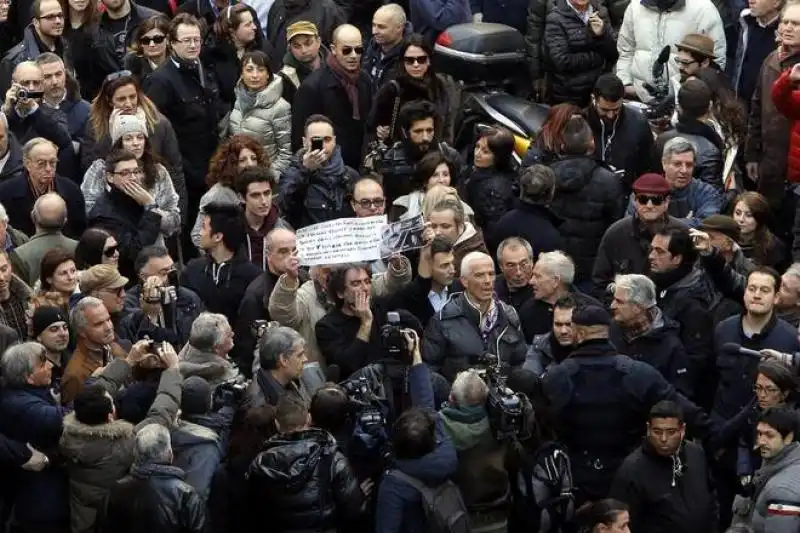 PROTESTE PER BERLUSCONI AL NAZARENO