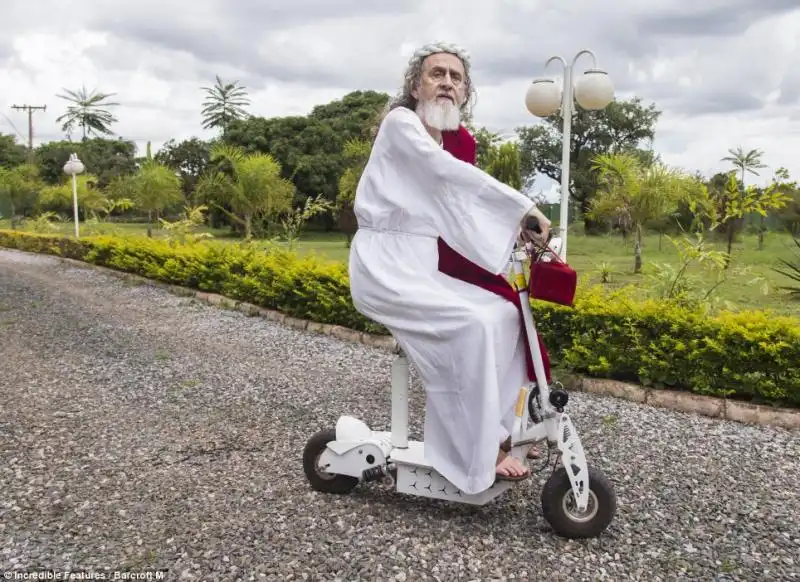 Quando non fa sermoni gira in scooter 