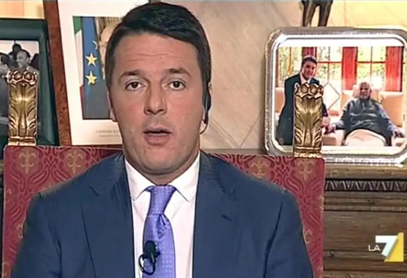 renzi in collegamento da otto e mezzo con dietro la foto di mandela e napolitano 