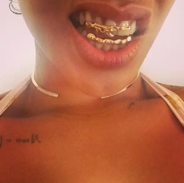 RIHANNA CON LA DENTIERA A FORMA DI MITRA 