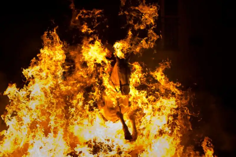 Salto nel fuoco per la festa di Sant Antonio vicino Madrid 