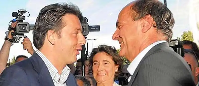 IL SALUTO TRA RENZI E BERSANI 