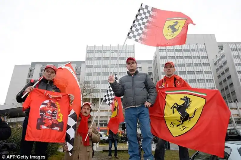 I fan di Schumi sotto l ospedale di Grenoble 