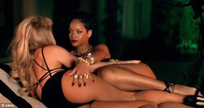 SHAKIRA E RIHANNA VIDEO HOT INSIEME