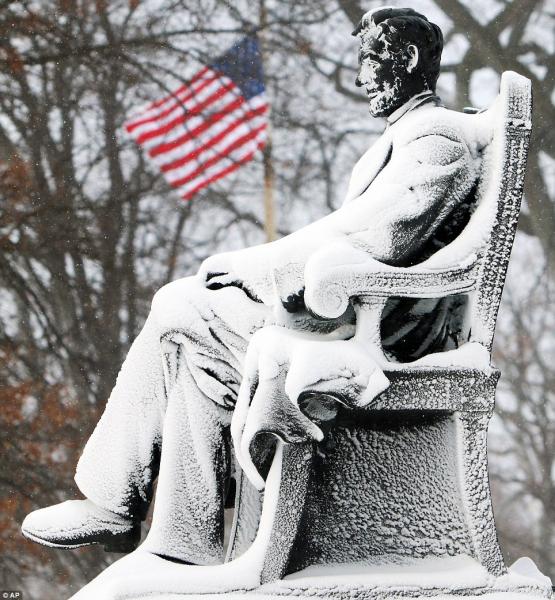 La statua di Abramo Lincoln imbiancata ad Hackley Park