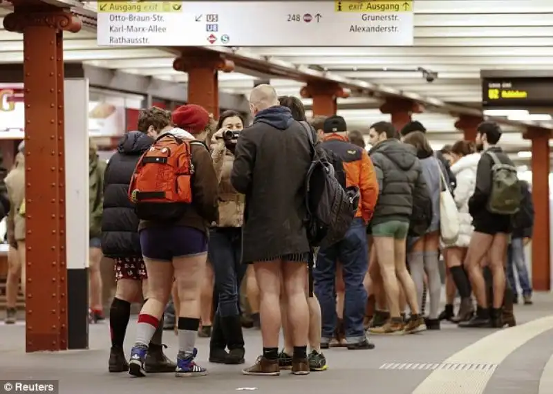 Stessa scena alla stazione Alexanderplatz di Berlino 