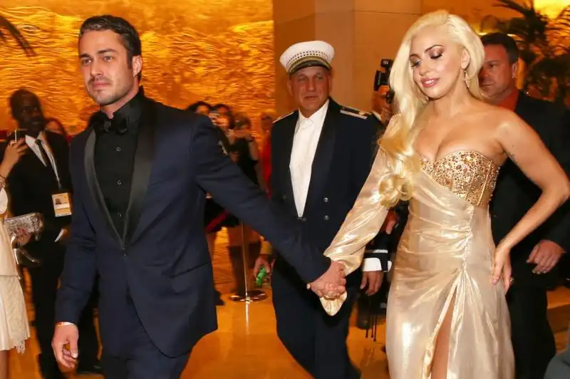 TAYLOR KINNEY E LADY GAGA 