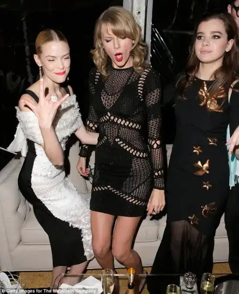 taylor swift balla con jaime king e hailee steinfeld 