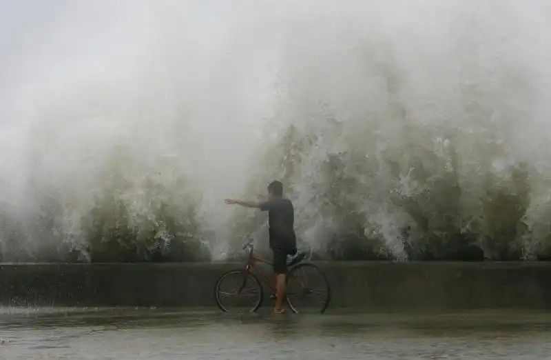 Il tifone Saola a Manila Bay 