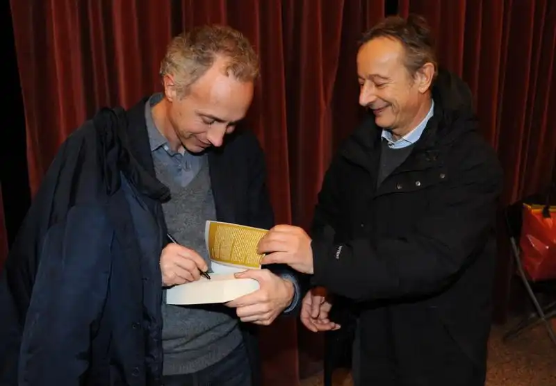 Travaglio autografa il libro per Iacona 