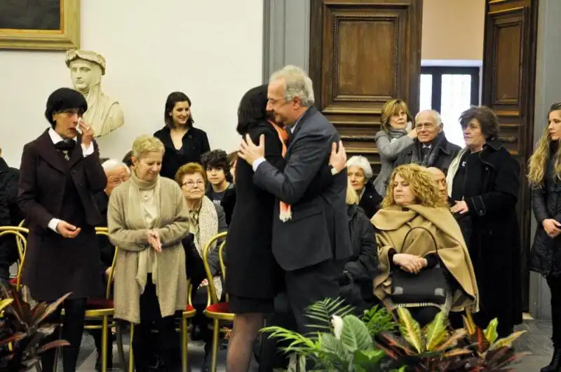 VELTRONI ABBRACCIA ORSETTA FOA AL FUNERALE LAICO DI ARNOLDO FOA FOTO LAPRESSE 