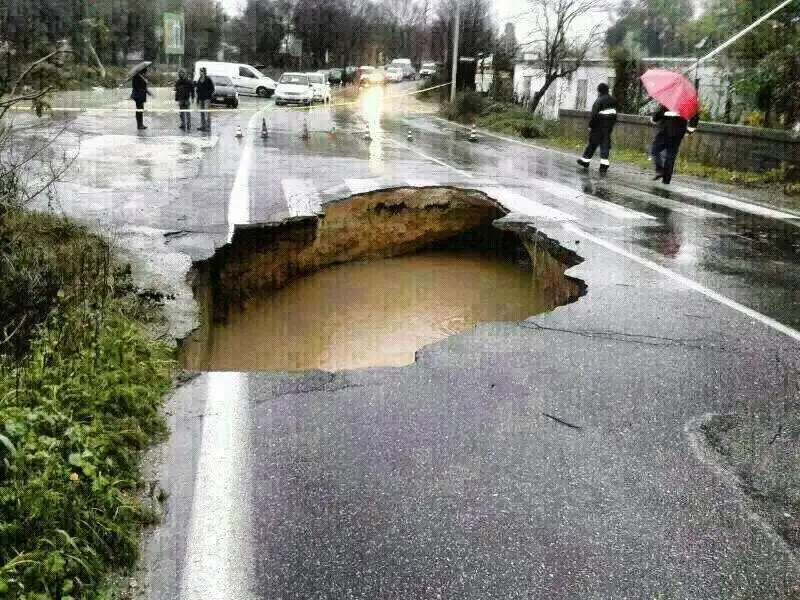 VORAGINE SULLA VIA DEL MARE FOTO DA ROMAFASCHIFO 