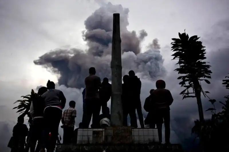 Il vulcano Sinabung erutta a nord di Sumatra 