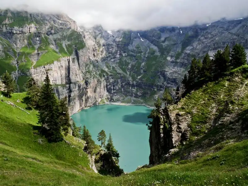 lago o??schinensee, lo??tschberg, svizzera