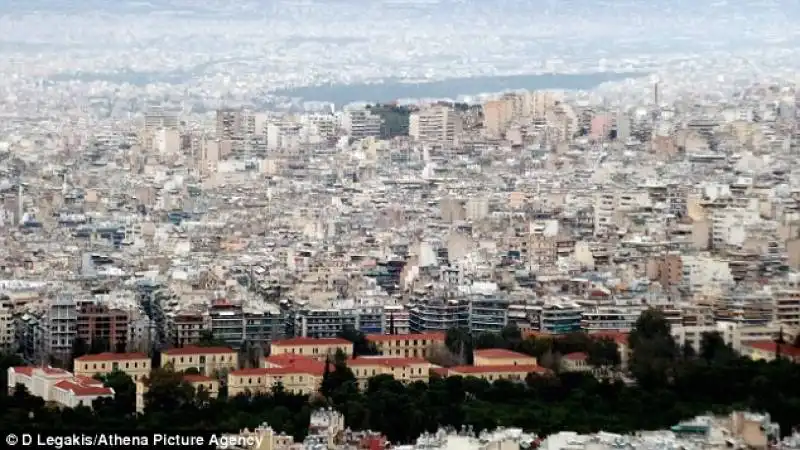 alexis tsipras vive in un quartiere operaio di atene