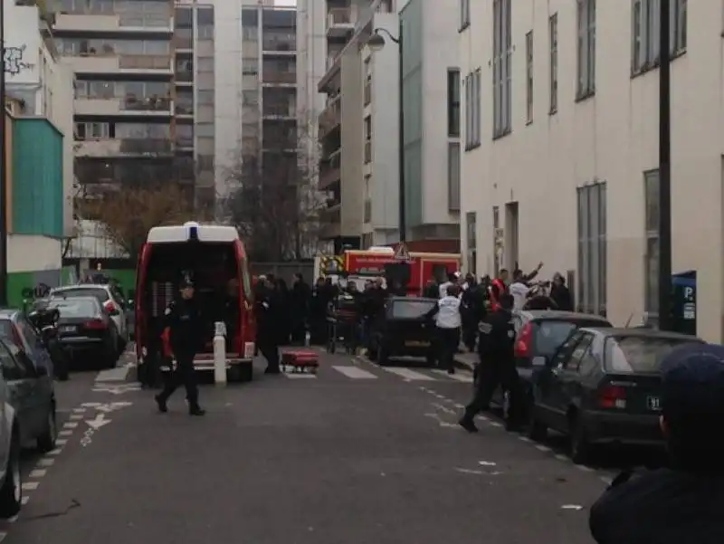 AMBULANZE E POLIZIA A CHARLIE HEBDO