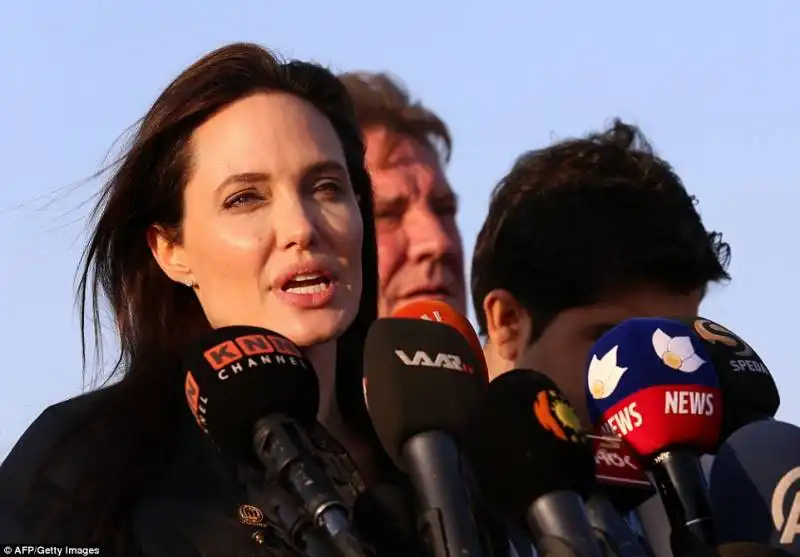 angelina jolie incontra le vittime dell'isis 12