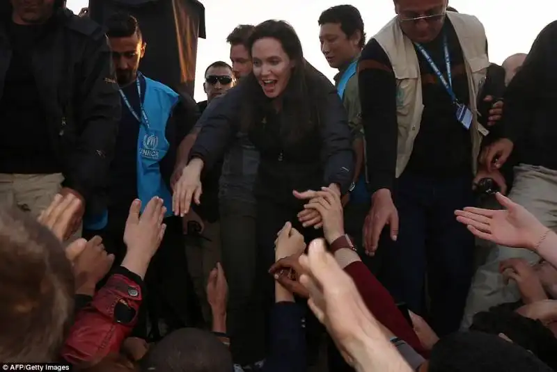 angelina jolie incontra le vittime dell'isis 2