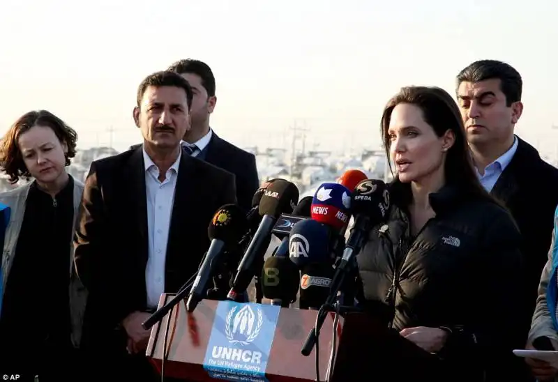 angelina jolie incontra le vittime dell'isis 7